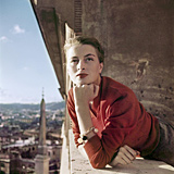 Capucine, modella e attrice francese, al balcone, Roma, agosto 1951 © Robert Capa, Magnum Photo